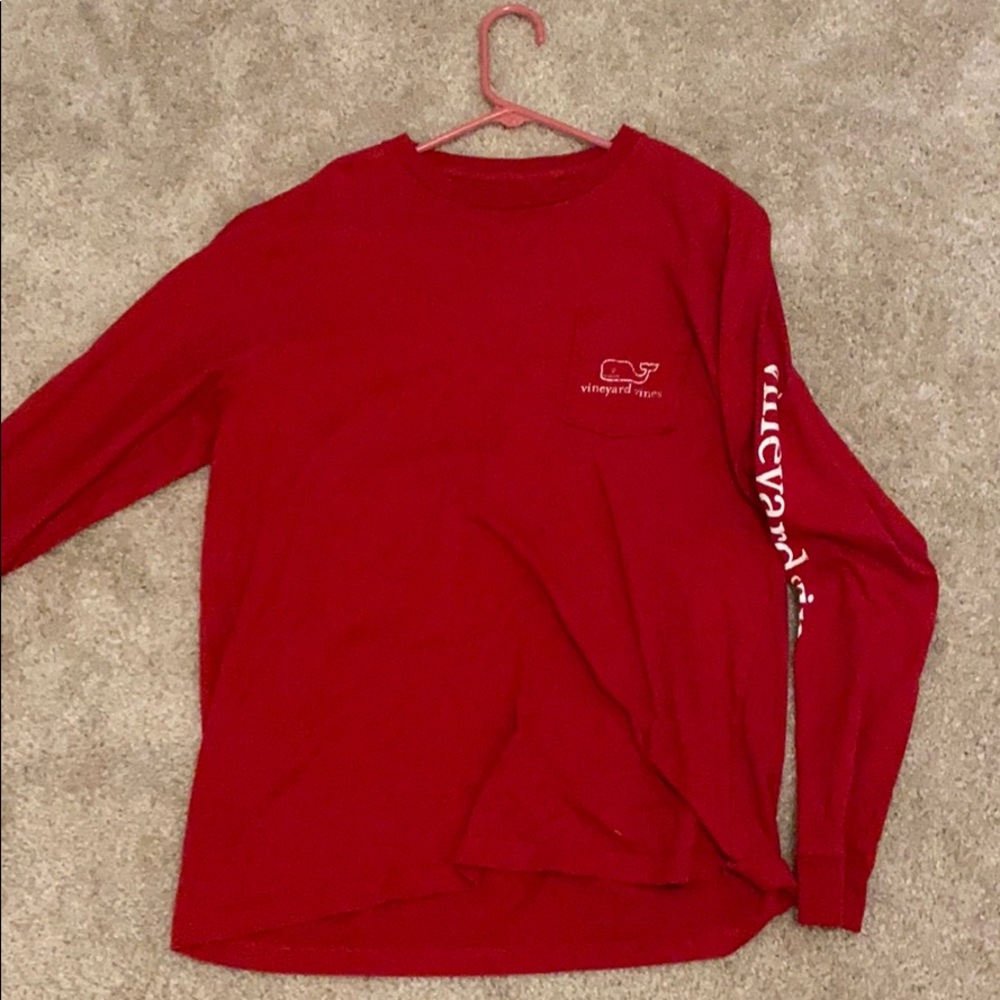 red vineyard vines shirt